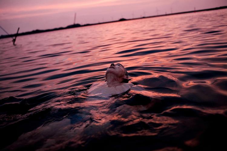 Kuldegysninger. Vinterbadning ved Helgoland får farlige følger i 'Før døden lukker mine øjne'. 