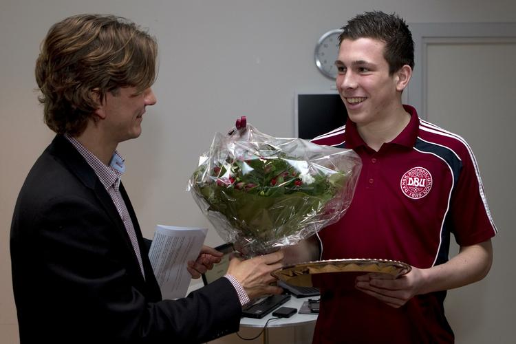 Rutineret. Med 17 kampe på U17-holdet er det 16-årige Brøndby-talent Pierre Emile Højbjerg (t.h.)  en af støtterne. Her får han overrakt DBU's talentpris 2011. 