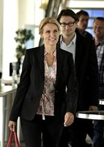 Spindoktor. Kritikken af Noa Redington (th. for statsministeren) hænger blandt andet sammen med de dårlige målinger for Helle Thornings popularitet. 