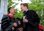 Universitetschef. Jim Yong Kim (tv.) står i spidsen for eliteuniversitetet Dartmouth College. På billedet fra sidste år overrækker han en hædersbevisning som Doctor of Arts til tv-værten Conan O'Brien. 