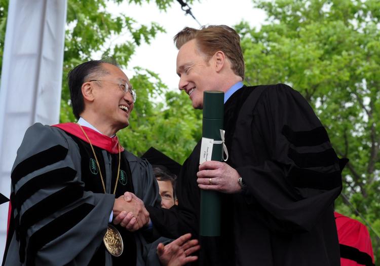 Universitetschef. Jim Yong Kim (tv.) står i spidsen for eliteuniversitetet Dartmouth College. På billedet fra sidste år overrækker han en hædersbevisning som Doctor of Arts til tv-værten Conan O'Brien. 
