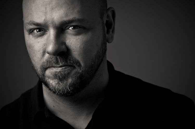 Opråb.  Komikeren og skuespilleren Jonas Schmidt  er især kendt som at være ham, der er inde i flodhesten Dolph. Nu er han med i ny bevægelse. 