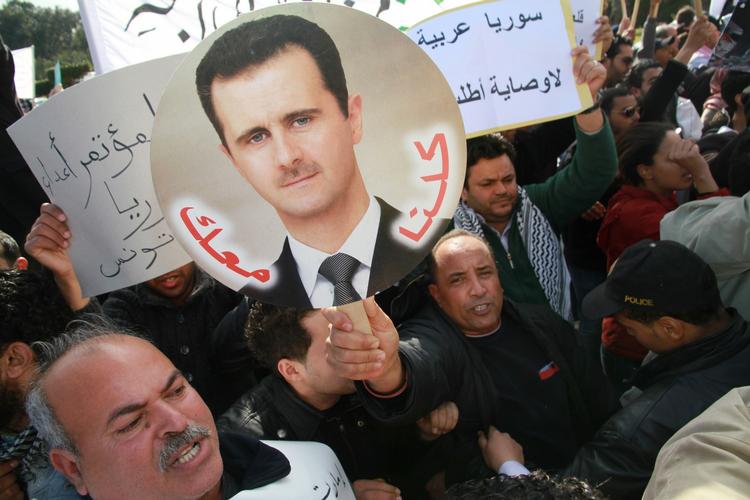 Støtte. Det syriske oprør har vakt opmærksomhed langt ud over Syriens grænser. Her demonstrerer folk i Tunesien til fordel for Bashar al-Assad, der ses på skiltet. 