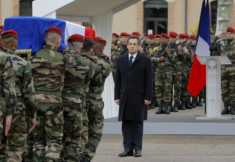 STATSBEGRAVELSE. Præsident Nicolas Sarkozy ærede de dræbte soldater ved en ceremoni onsdag i Montauban nær Toulouse. 