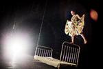 Balancekunst. Republique skulle være Københavns nye, eksperimenterende teater som her i opsætningen af 'Hamlet', hvor Nanna Finding Koppel tager den på tåen. Nu ryger teatret måske på bagen for at give plads til en åben scene. 
