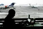 utroværdig. Københavns Lufthavn er omdrejningspunktet for Thomas Aagaards Skovmands krimi, hvor hovedpersonen jagter måger og spøgelser i gangene under terminalerne. 