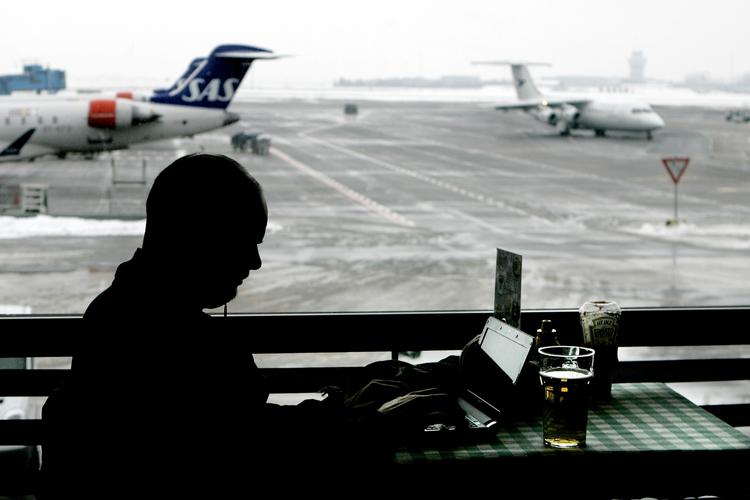 utroværdig. Københavns Lufthavn er omdrejningspunktet for Thomas Aagaards Skovmands krimi, hvor hovedpersonen jagter måger og spøgelser i gangene under terminalerne. 
