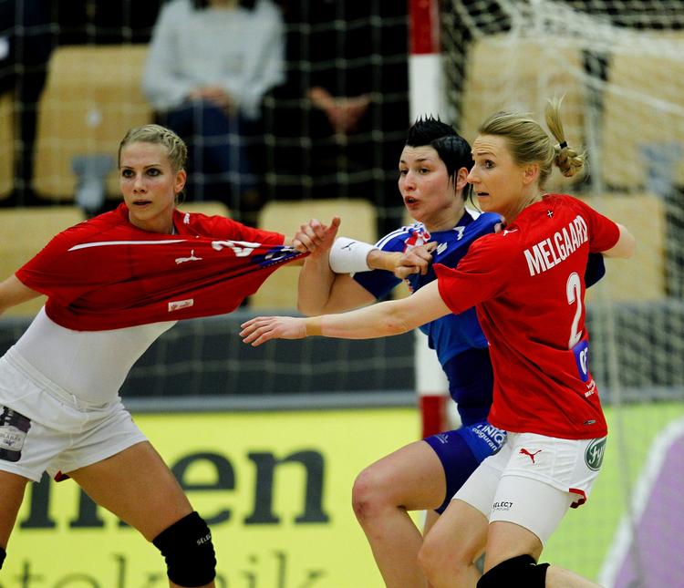 Kamp. Loise Svalastog Spellerberg og Mette Melgaard kæmper mod kroatisk spiller. 