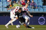 Nærkamp. Quincy Antipas Sønderjyske i hård kamp med Thomas Augustinussen (9) (AaB) og Patrick Kristensen (2) (AaB) 