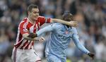 Nærkamp. Stoke City's Ryan Shawcross (tv) i nærkontakt med Manchester City's Mario Balotelli. 