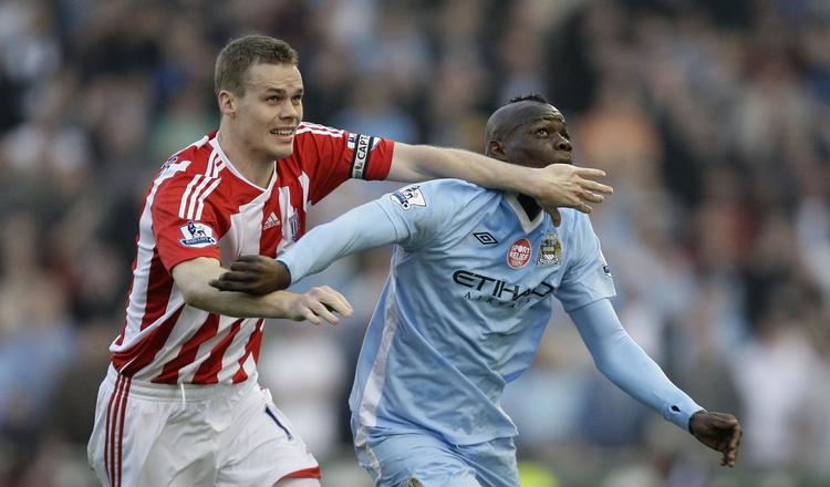 Nærkamp. Stoke City's Ryan Shawcross (tv) i nærkontakt med Manchester City's Mario Balotelli. 