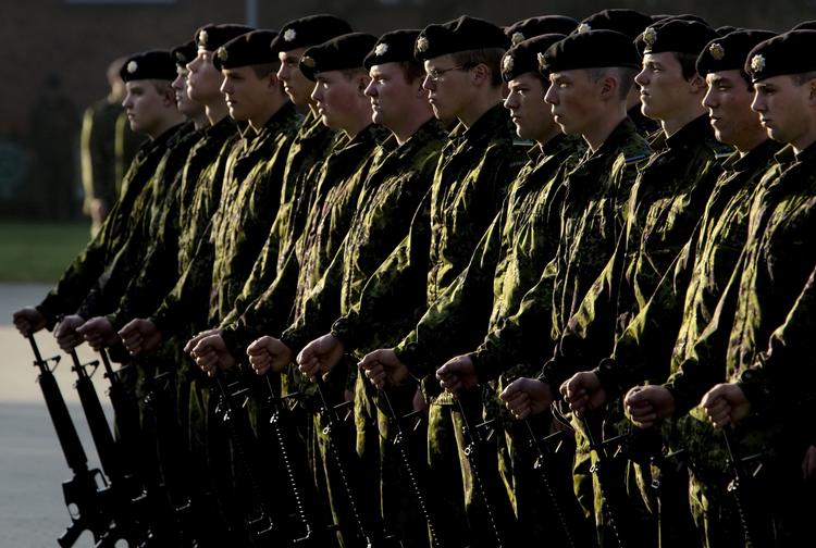 Ledere. I Forsvaret er der mere end en leder per menig. Derfor mener ekspert, at officerskorpset skal slankes, når Forsvaret de kommende år skal spare tre mia. kr. 