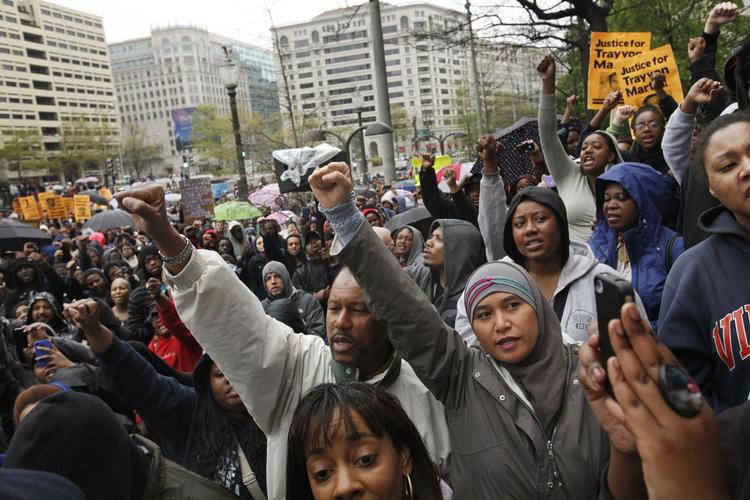 Protest. Indbyggere i Washington samledes tidligere idag for at demonstrere for anholdelse af manden, der dræbte 17-årige Trayvon Martin. Foto: Jacquelyn Martin/AP 