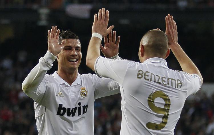 Målrus. Real Madrid's Karim Benzema (th) jubler sammen med Cristiano Ronaldo. 