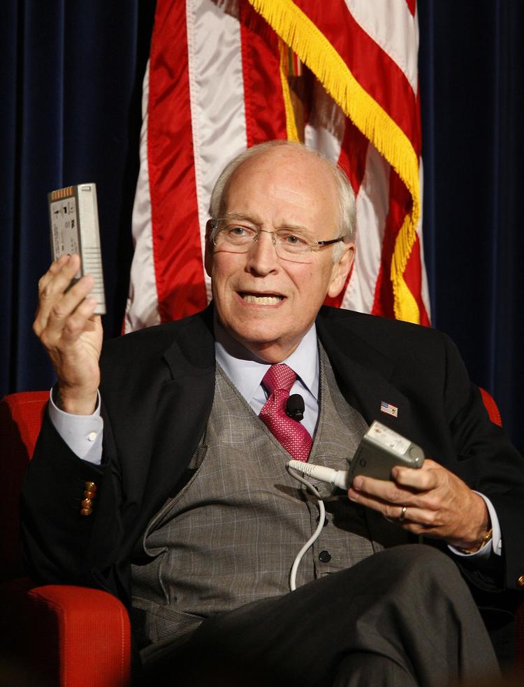 Pumpeværk. Dick Cheney har i flere måneder været afhængig af en hjertepumpe. Nu har den tidligere amerikanske vicepræsident fået et nyt hjerte. 