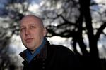 Autencitet. Journalist ved Ekstra Bladet Carsten Norton beretter i sit forord, at han har fået fortællingen fra en ung, dansk værnepligtig. 