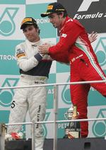 kritik. Fernando Alonso (th) modtager folkets hyldest og præmien for dagens sejr i Malaysia sammen med den overraskende nummer to i løbet, Sergio Perez fra Mexico. 