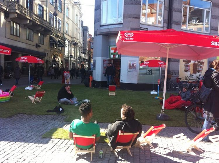 Isuddeling. Græstørv, stangtennis, strandstole og gratis is fik lokket en god flok til Gammel Torv. 