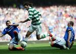 hektisk. Celtics Georgios Samaras (midt) forsøger at drible forbi Rangers' Carlos Bocanegra, som senere blev udvist. 