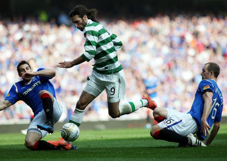 hektisk. Celtics Georgios Samaras (midt) forsøger at drible forbi Rangers' Carlos Bocanegra, som senere blev udvist. 