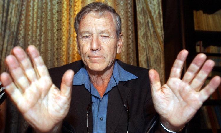 Fanatisme. Den israelske forfatter Amos Oz forsøger at få hånd om fanatisme. Et forsøg, der inkluderer humor. 