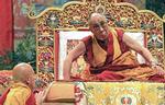 Hallo? Dalai Lama lægger øre til Matthieu Ricard (t.v.) i Toulouse i Frankrig 2011. 