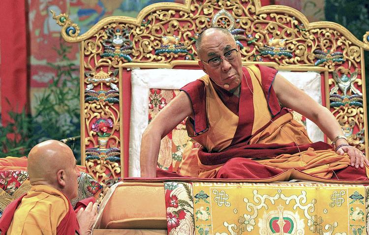 Hallo? Dalai Lama lægger øre til Matthieu Ricard (t.v.) i Toulouse i Frankrig 2011. 
