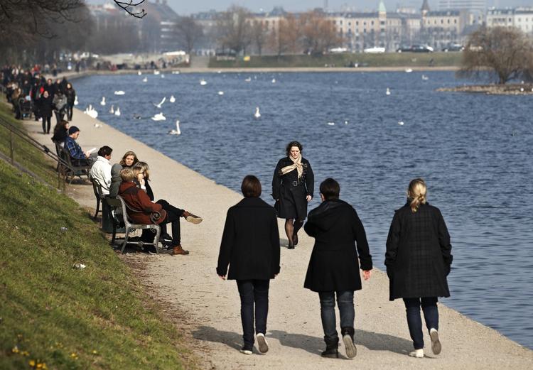 Nedadgående. I morgen bliver den foreløbig varmeste dag med op til 18 grader. Torsdag vender det og i weekenden kan vi få nattefrost. 