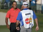 glæde. Tiger Woods på vej til at få en krammer af sin caddy, Joe LaCava. Sejren var 'Tigerens' første i 30 måneder. 