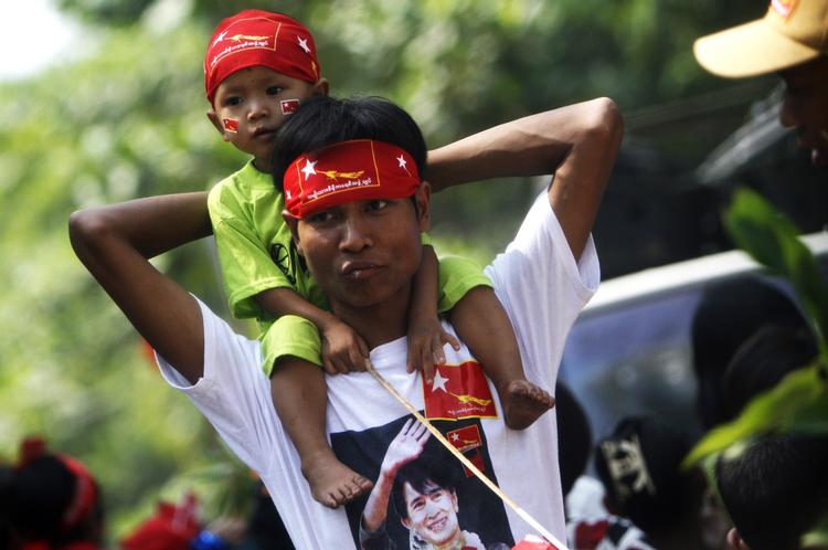 Opposition. Det største parti i Myanmar, Den Nationale Liga for Demokrati, holdt i går en demonstration, hvor tilhængere kunne vise deres støtte. 