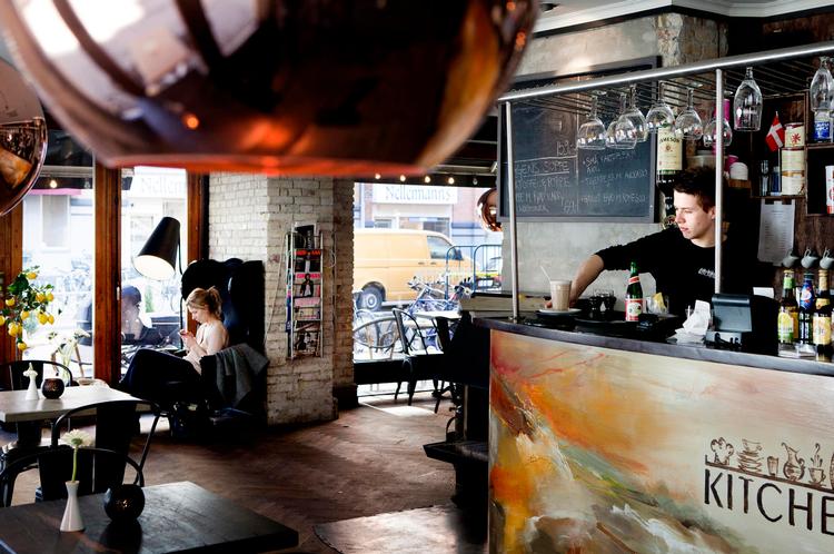 Rart. Cafe Konjak er blevet til Kitchenette, men at tage plads her er stadigvæk som en sømløs rejse på businessclass. Desværre lever maden ikke helt op til syns- indtrykket.