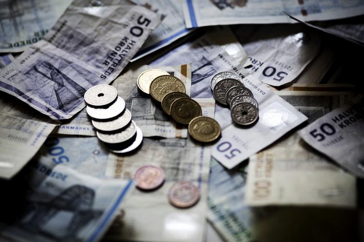 Skattesmæk. Antallet af danskere, som skal betale skat tilbage er faldet til 1,2 millioner. Skatteyderne er blevet bedre til at tjekke forskudsopgørelsen. 