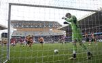redningskrans. Målmand for Wolves, Wayne Hennessey, henter bolden i nettet, efter en af Manchester Uniteds fem scoringer i nederlaget på Molineux i Wolverhampton 18. marts. 