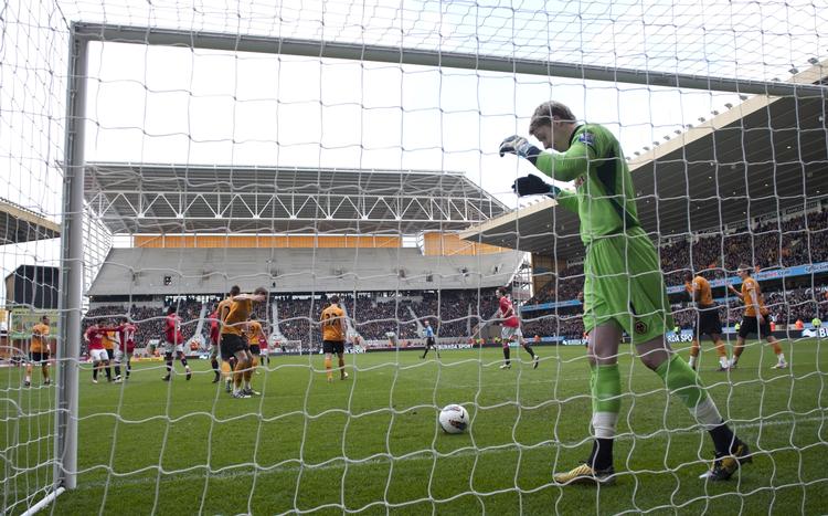 redningskrans. Målmand for Wolves, Wayne Hennessey, henter bolden i nettet, efter en af Manchester Uniteds fem scoringer i nederlaget på Molineux i Wolverhampton 18. marts. 