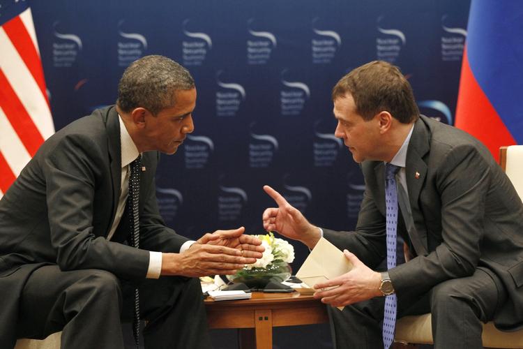 nedrustere. Barack Obama mødtes med hans russiske kollega, Dmitrij Medvedev, under atomtopmødet i Seoul tidligere i dag. Det var de to, som i 2010 indgik en nedrustningsaftale. 