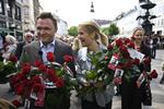 politik. EU-parlamentariker Dan Jørgensen (S) får hjælp til sin kampagne af partiformand Helle Thorning-Schmidt under valget til EU-parlamentet i 2009. 