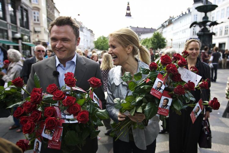 politik. EU-parlamentariker Dan Jørgensen (S) får hjælp til sin kampagne af partiformand Helle Thorning-Schmidt under valget til EU-parlamentet i 2009. 