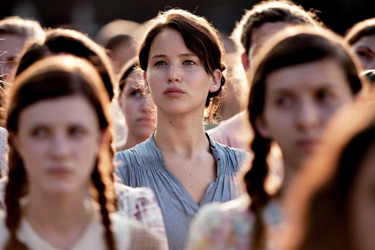 Afsted. Slå ihjel eller dø. Det er sådan nogenlunde grundpræmissen i 'The Hunger Games', som efter åbningsweekenden er den bedst sælgende ikke-sequel i filmhistorien. Jennifer Lawrence spiller hovedrollen. 
