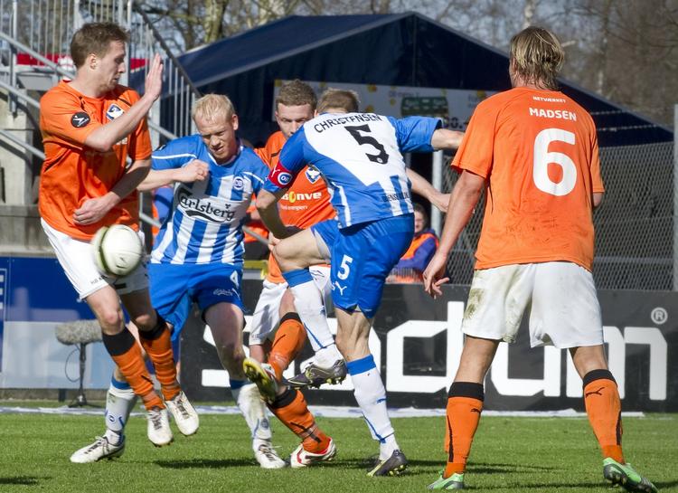 2-4. Efter nederlag til topholdet FC Norsjælland tabte OB for en uge siden til Lyngby. Gårsdagens blamage på hjemmebane mod HB Køge fik bægeret til at flyde over og udløste en fyring af cheftræner Henrik Clausen. 