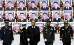 Raket. Sydkorea siger, at landet vil nedskyde en nordkoreansk raket, hvis den bevæger sig i landets luftrum. Her ses Sydkoreas forsvarsminister Kim Kwan-jin og militærpersonale ved en mindehøjtidelighed for 46 sømænd, der mistede livet for præcis to år siden, da deres skib sank. Sydkorea anklager Nordkorea for at have sænket skibet. 