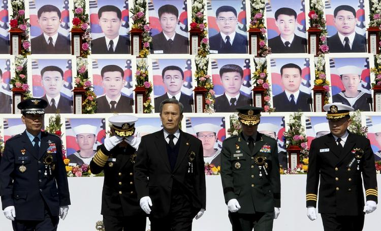 Raket. Sydkorea siger, at landet vil nedskyde en nordkoreansk raket, hvis den bevæger sig i landets luftrum. Her ses Sydkoreas forsvarsminister Kim Kwan-jin og militærpersonale ved en mindehøjtidelighed for 46 sømænd, der mistede livet for præcis to år siden, da deres skib sank. Sydkorea anklager Nordkorea for at have sænket skibet. 