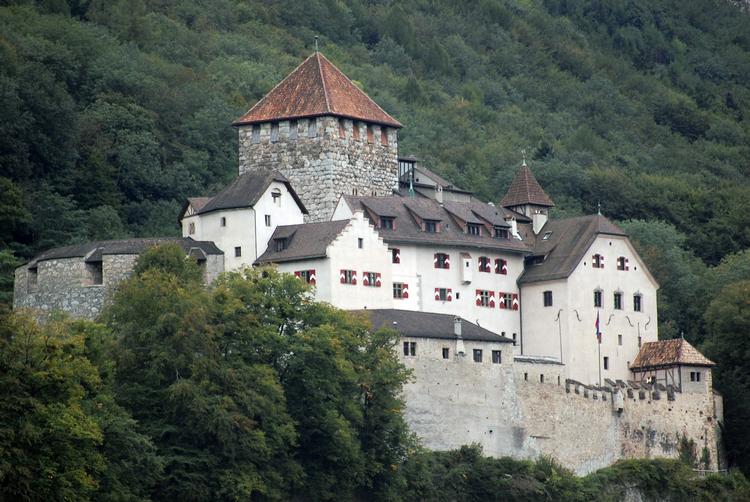 FYRSTEDØMME. Vaduz-slottet er den kongelige families officielle residens i Liechtenstein. 