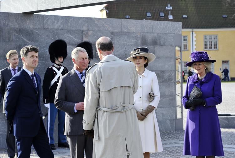 BESØG. Den britiske tronarving, prins Charles og hans hustru Camilla, hertuginde af Cornwall, er på besøg i Danmark. De var med det danske kronprinsepar på besøg ved monumentet for den danske internationale indsats samt monumentet over de danske faldne soldater. 