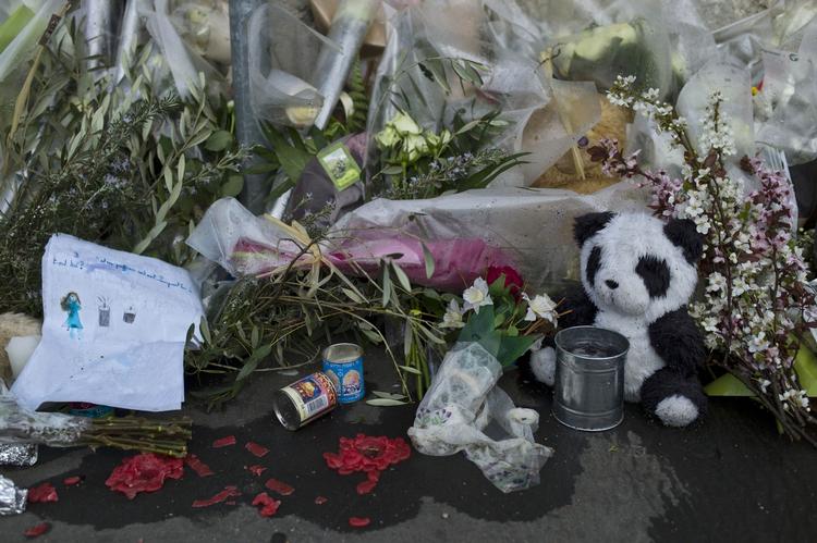 SKOLESKYDERI. Blomster og en bamse er lagt foran Ozar Hatorah-skolen efter Toulouseterroristens angreb. 