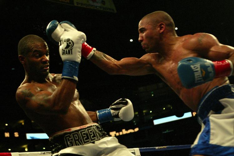 vægttab. For at stille op i Super Six måtte Allan Green (tv.) tabe sig, hvilket kostede kræfter før kampen mod Andre Ward. 