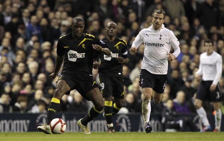 BEDRING. Fabrice Muamba (tv) er så småt ved komme sig efter sit kollaps i en kamp for sin klub Bolton. 