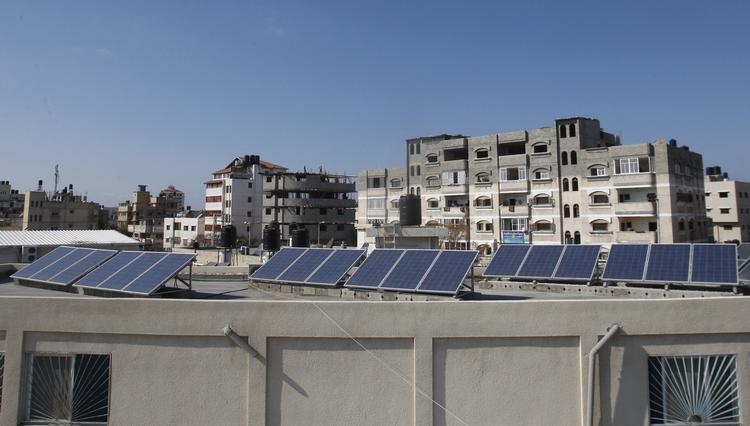 Elektricitetskrise. Gaza har længe været ramt af lange strømafbrydelser. Et hospital i Gaza City har sat solceller op for at skaffe elektricitet. 