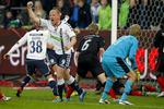 SØRENS. Larsen scorede og Berg jublede, da Søren, Søren og AGF kom foran 1-0. 