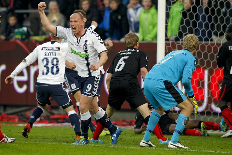 SØRENS. Larsen scorede og Berg jublede, da Søren, Søren og AGF kom foran 1-0. 