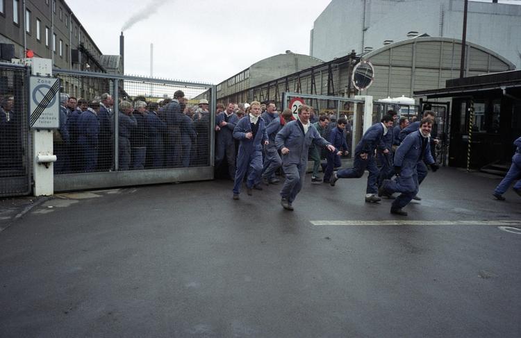 B&amp;W.  Arbejdere strømmer ud fra B&amp;W værftet, da det stadig var aktivt. 